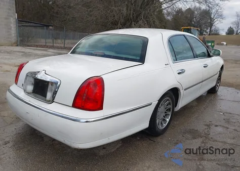 2001 Lincoln Town Car Signature z USA, uszkodzony, nr VIN 1LNHM82W01Y724132